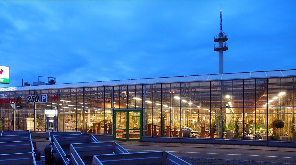 toom Baumarkt in Schorndorf, Glasfassade am Abend