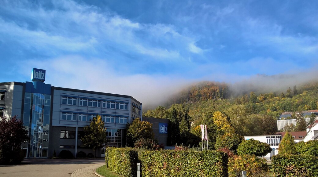 Blick auf die Konzernzentrale der Leitz GmbH & Co. KG. Links im Bild das Produktionsgebäude. Rechts hinter den Hecken und Bäumen das Verwaltungsgebäude der Gesellschaft. Oberkochen, Oktober 2015.