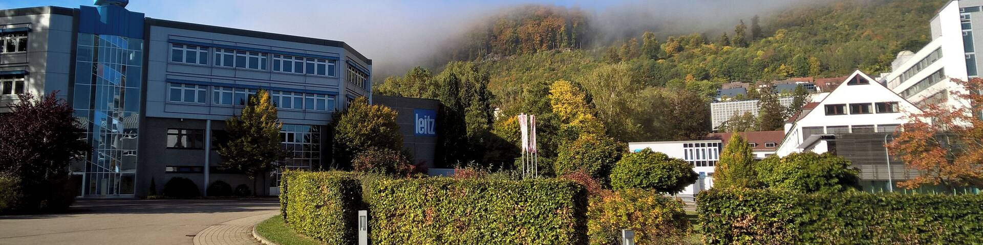 Blick auf die Konzernzentrale der Leitz GmbH & Co. KG. Links im Bild das ProduktionsgebÀude. Rechts hinter den Hecken und BÀumen das VerwaltungsgebÀude der Gesellschaft. Oberkochen, Oktober 2015.