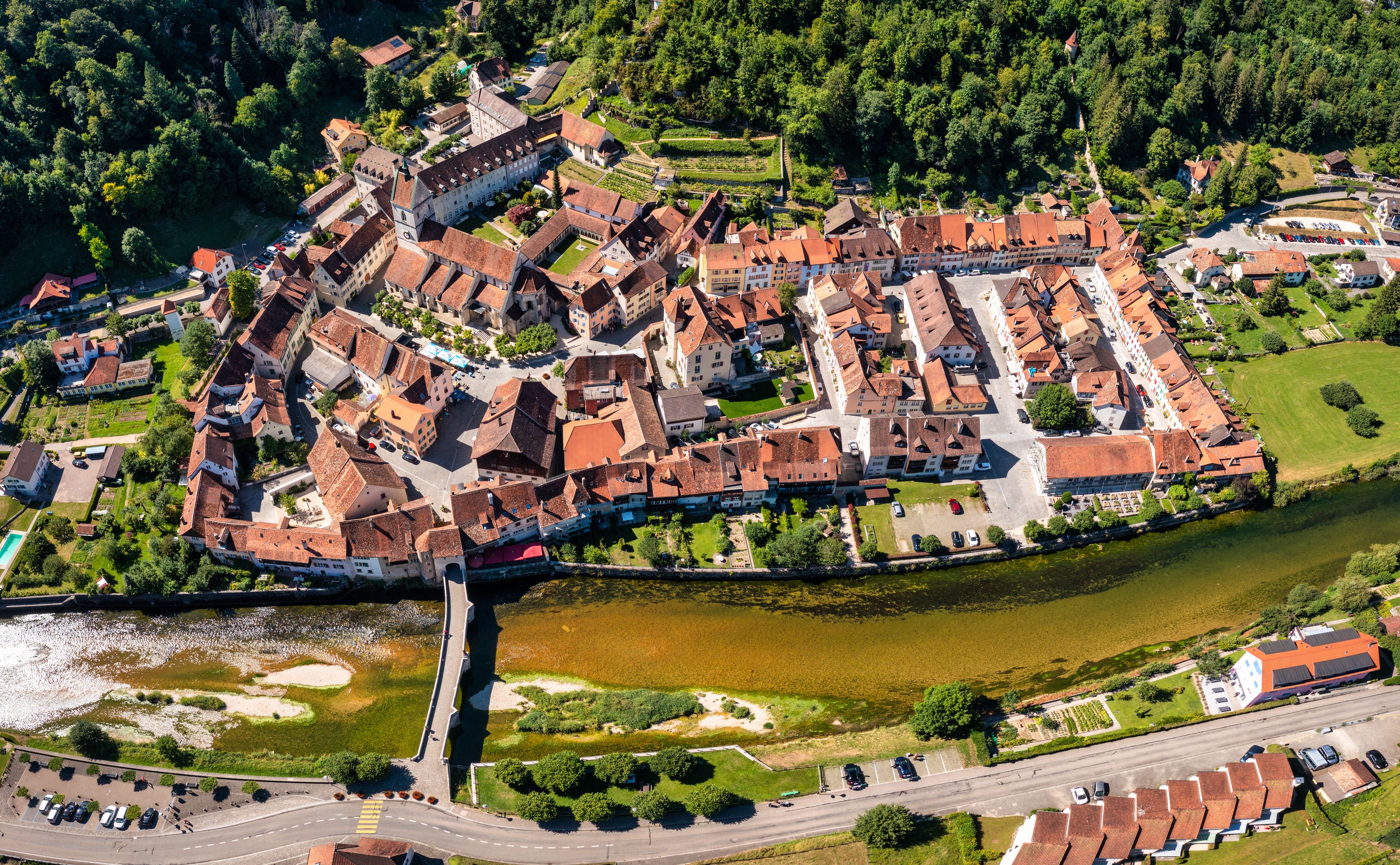 Picturesque Swiss village of Saint-Ursanne on the Doubs River, Switzerland. Village Saint-Ursanne in the district of Porrentruy in the canton of Jura, Switzerland. Saint Ursanne, Jura, Suisse