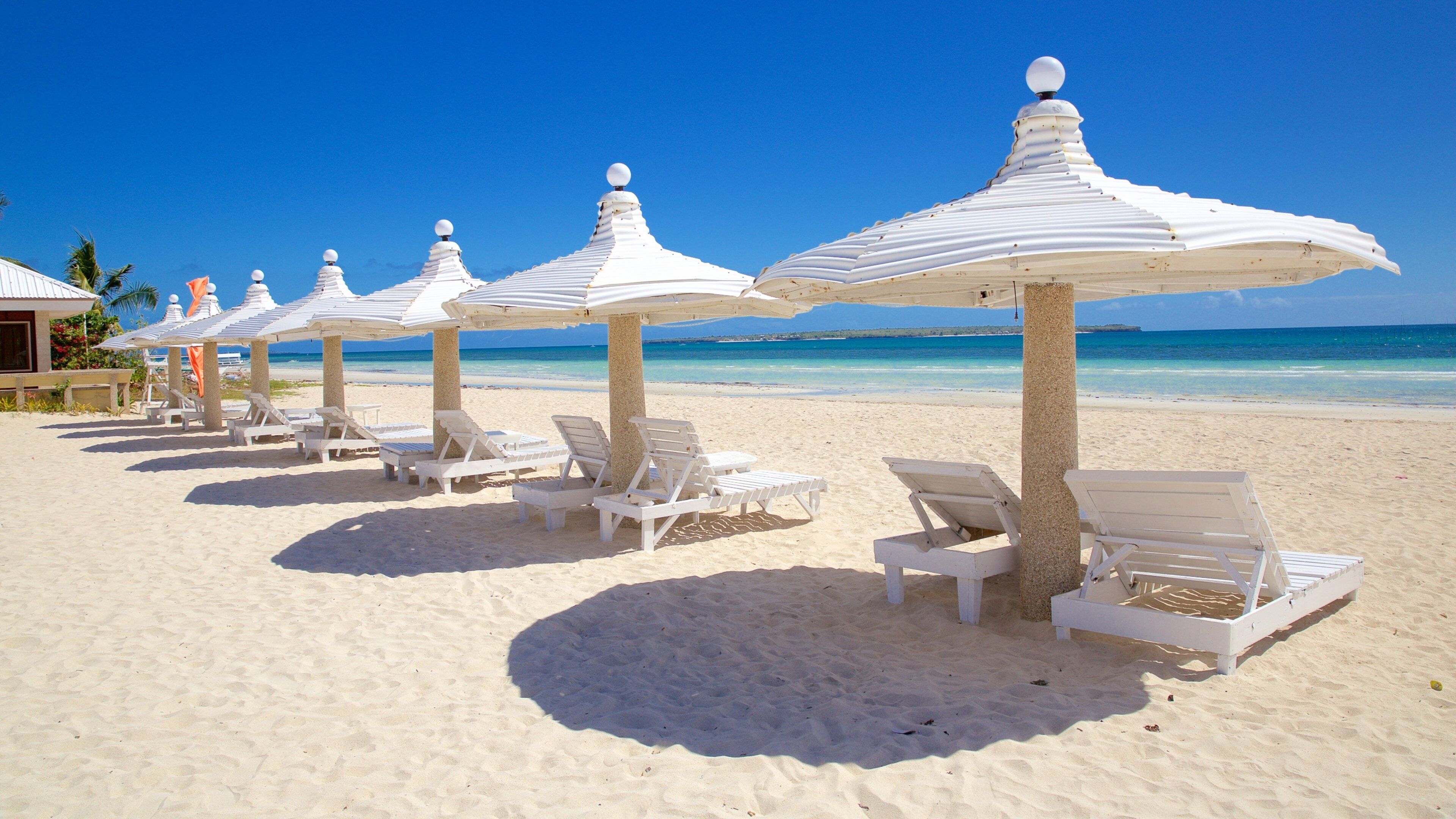 Cebu which includes a beach