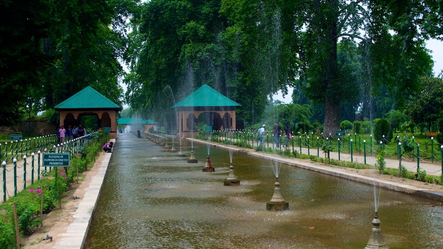 Shalimar Bagh cho thấy đài phun nước