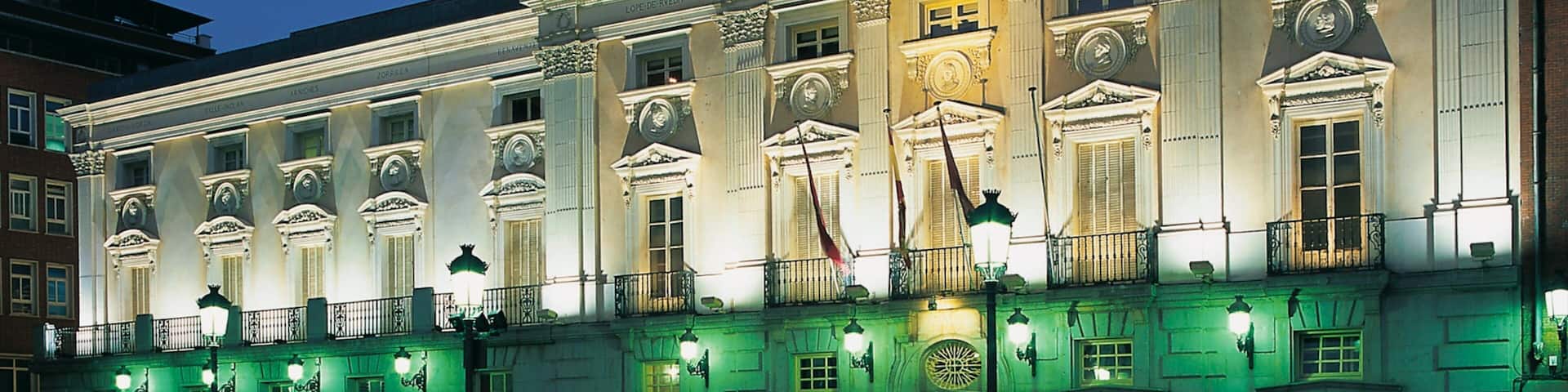 Madrid mettant en vedette scÚnes de nuit, patrimoine architectural et scÚnes de théùtre