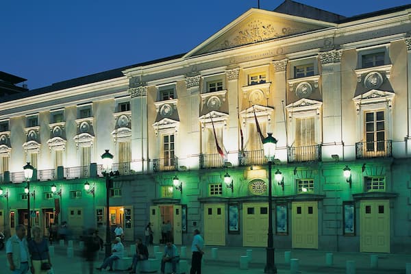 Madri mostrando arquitetura de patrimônio, cenas noturnas e uma cidade