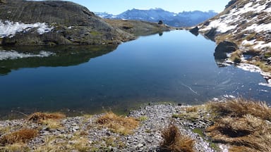 Hiking up the mountain you pass several picturesque lakes. Always in sight are the magnificent mountains ranges.
