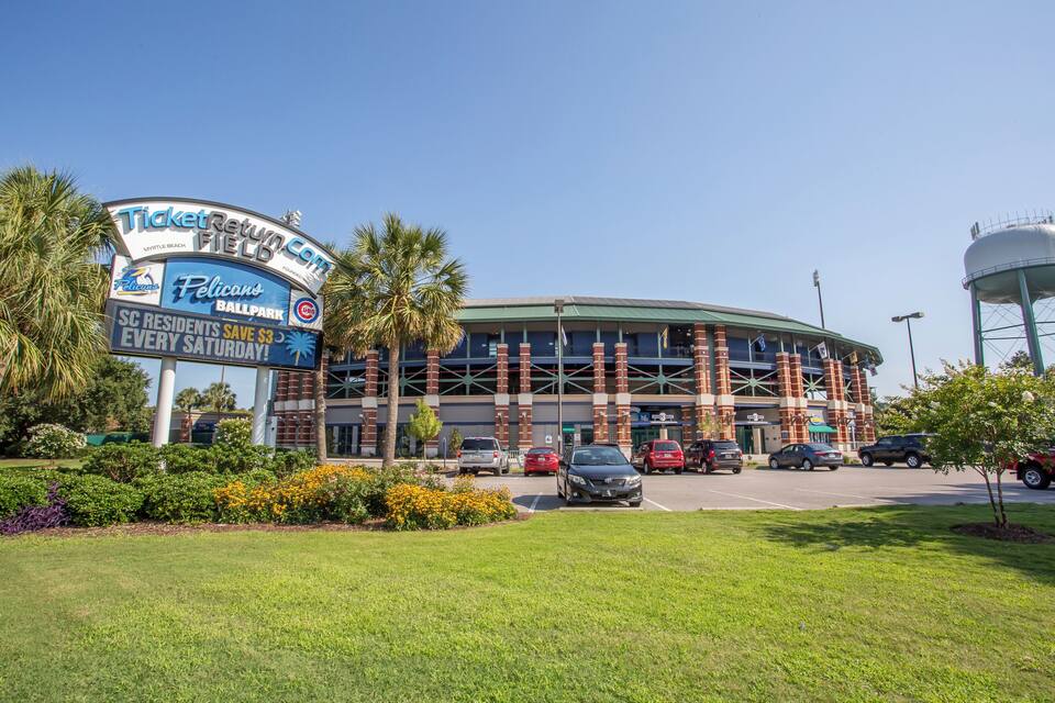 Um estádio com um grande anúncio do TicketReturn.com e desconto para residentes da Carolina do Sul.