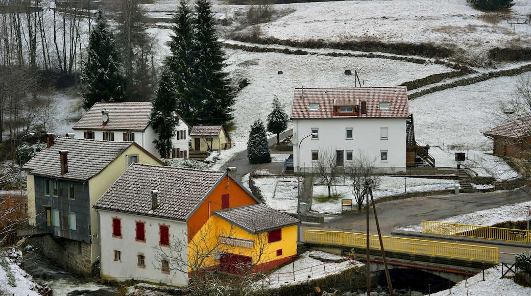 Petit hameau enneigé à La Bresse (88250), département des Vosges en région Grand-Est, France