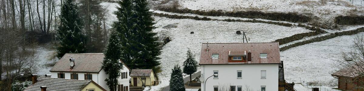 Petit hameau enneigé à La Bresse (88250), département des Vosges en région Grand-Est, France