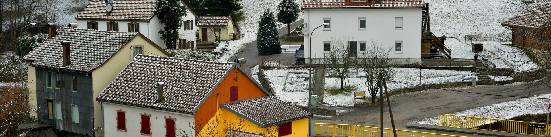 Petit hameau enneigé à La Bresse (88250), département des Vosges en région Grand-Est, France