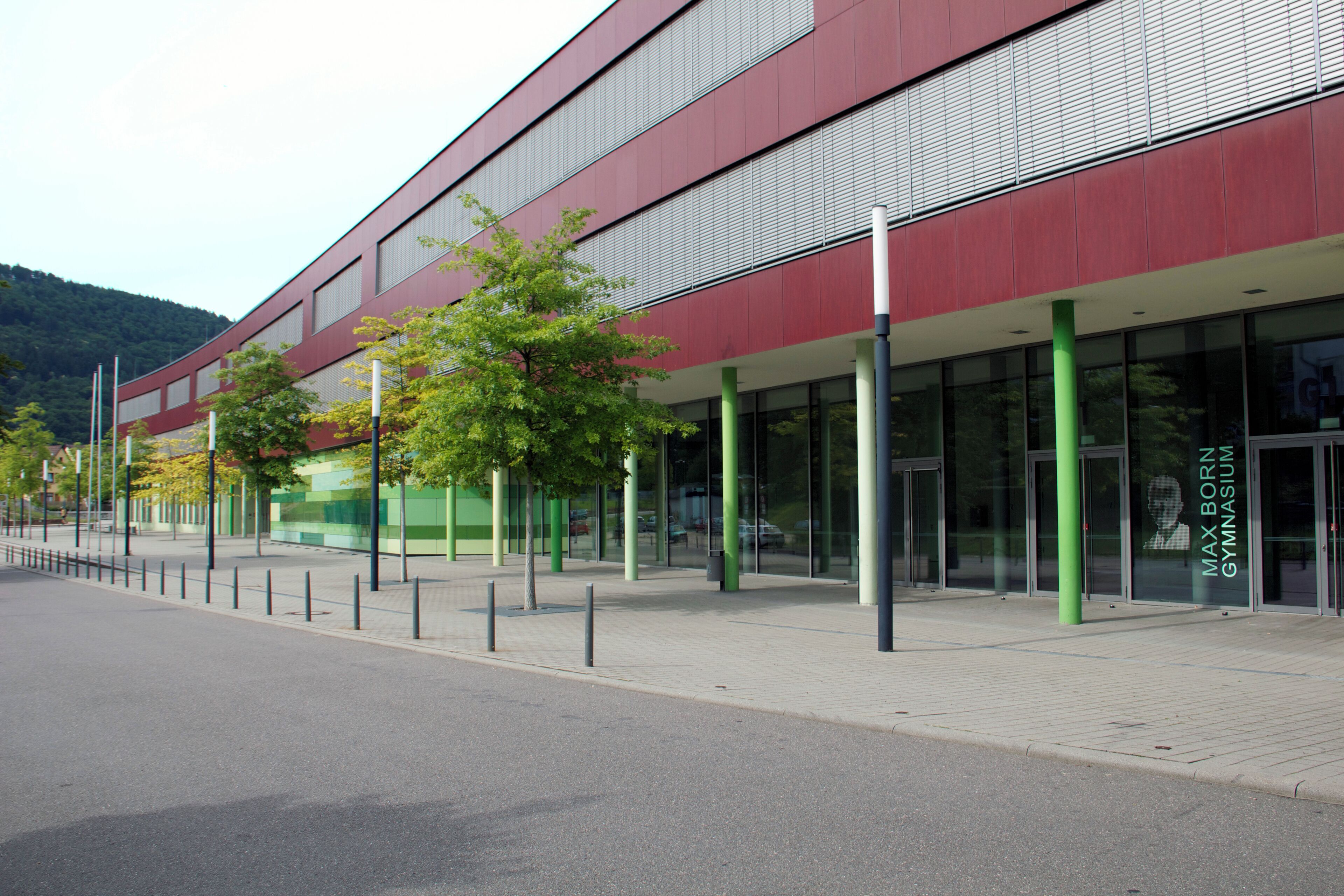 Frontansicht des Schulzentrums Neckargemünd Haupteingang des Max-Born-Gymnasiums