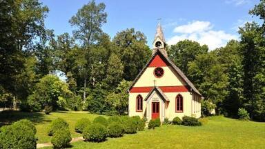 Rugby, Tennessee. Rugby is an unincorporated community in Morgan and Scott counties in the U.S. state of Tennessee. Founded in 1880 by English author Thomas Hughes, Rugby was built as an experimental utopian colony. ... By late 1887, most of the original colonists had either died or moved away from Rugby.