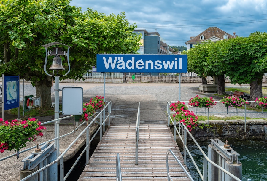 Eine Brücke führt zu einer Schleuse, an der ein Schild 'Wädenswil' steht.