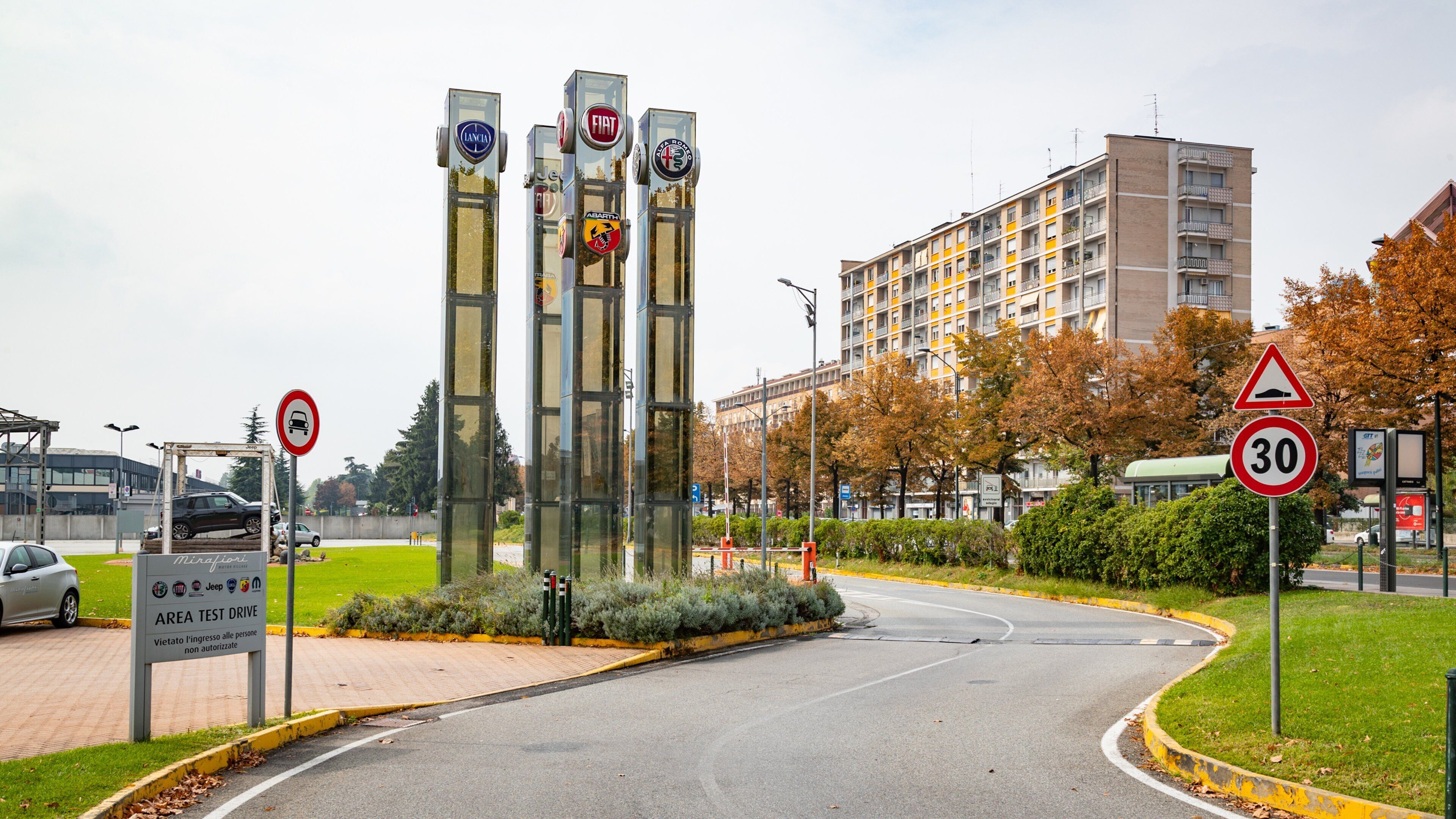 Mirafiori showing a garden and signage