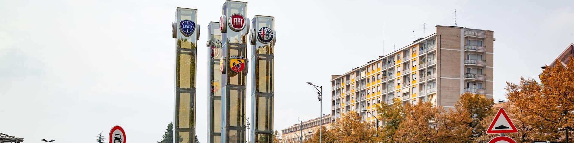 Mirafiori showing a garden and signage