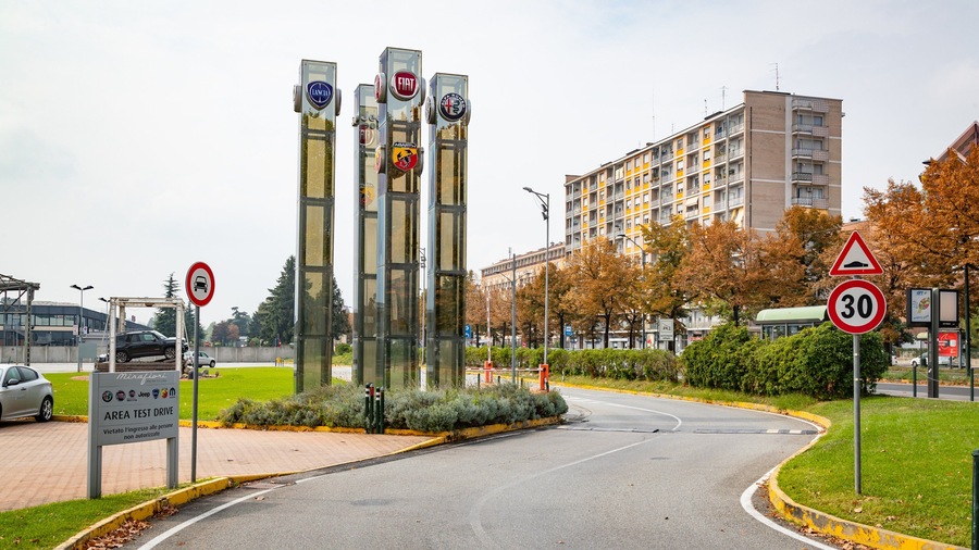 Mirafiori showing a garden and signage