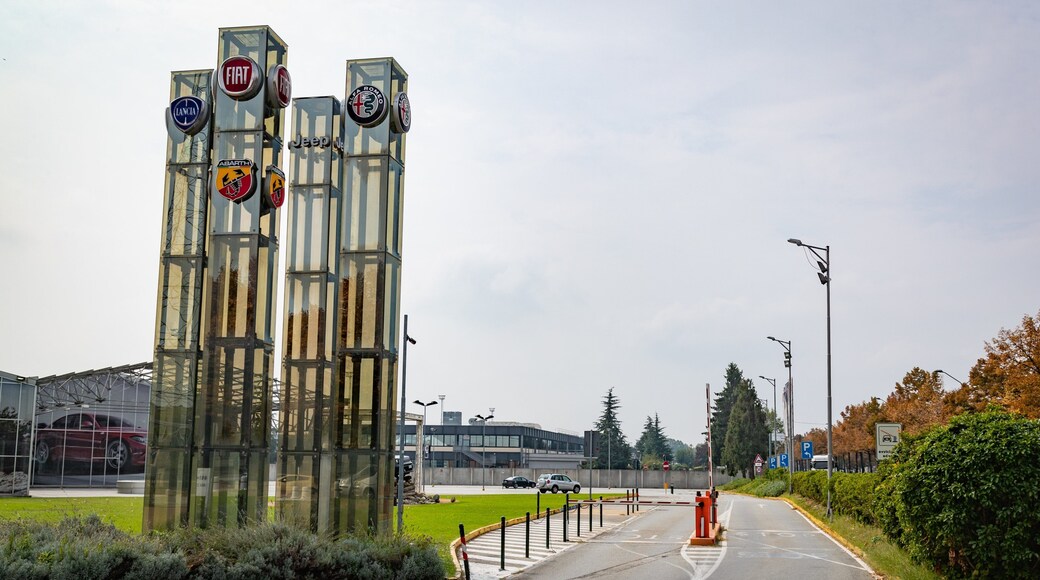 Mirafiori showing signage and a garden