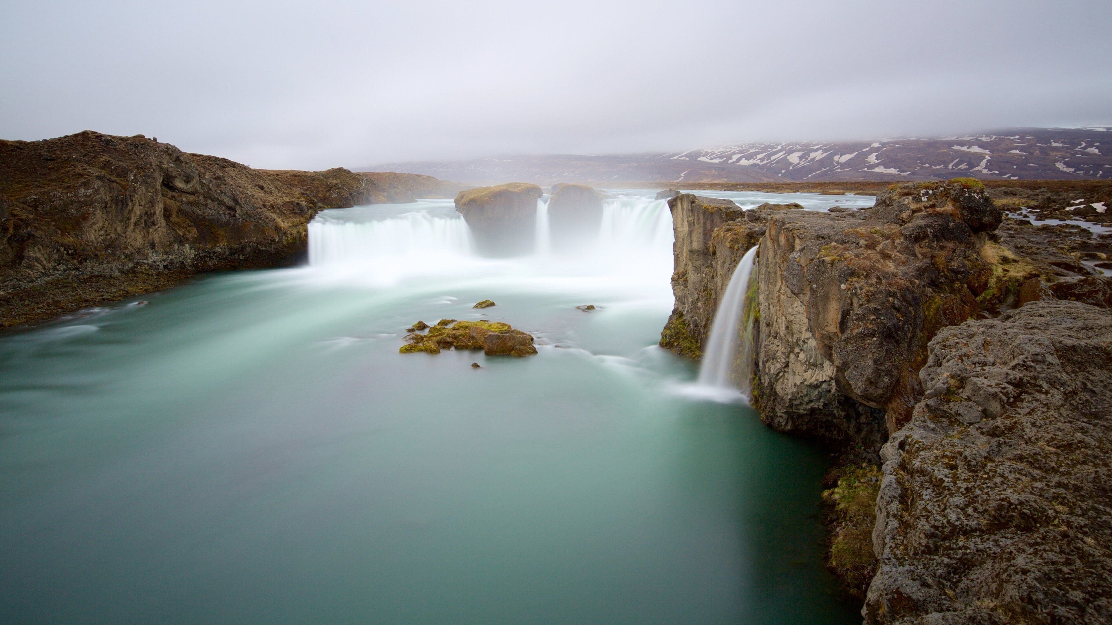 Godafoss showing a river or creek, a cascade and mist or fog