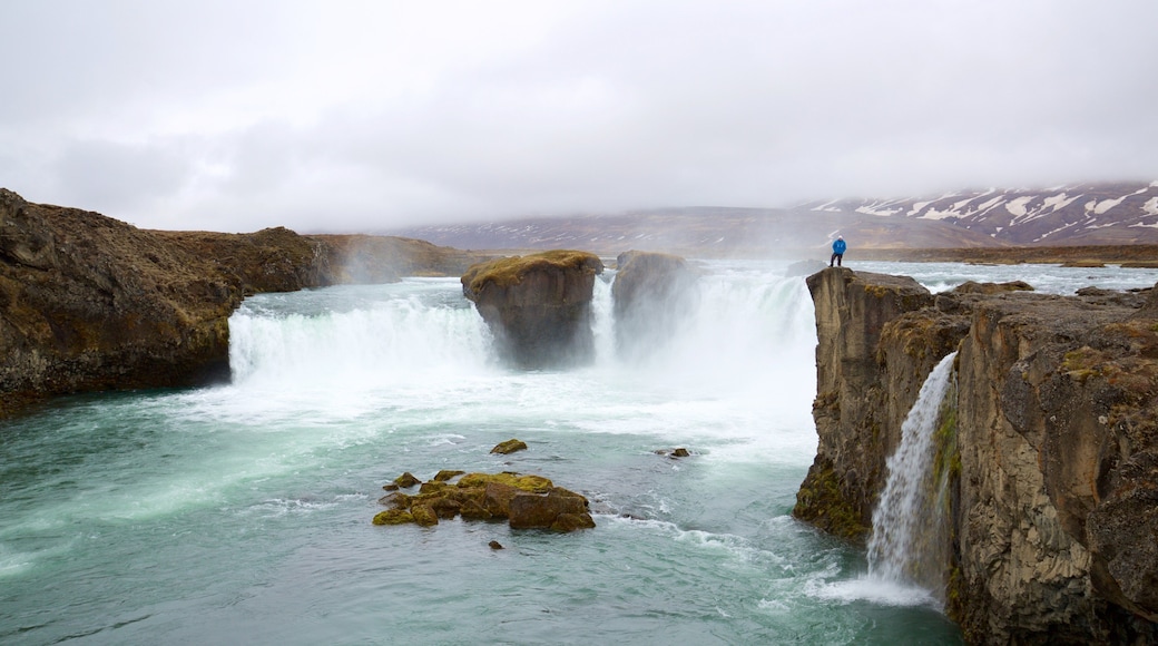 Godafoss som inkluderer tåke og fossefall