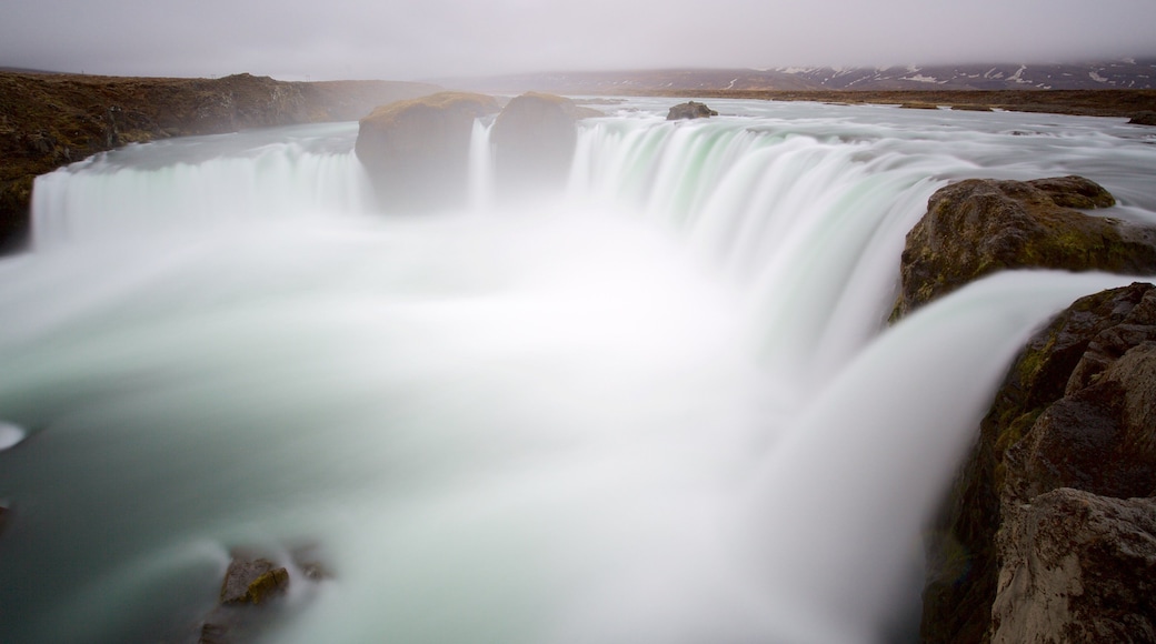 Godafoss som inkluderer fossefall og tåke