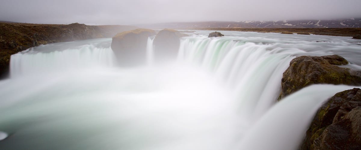 Godafoss montrant brume ou brouillard et chute d\'eau