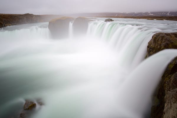 Godafoss montrant brume ou brouillard et chute d\'eau