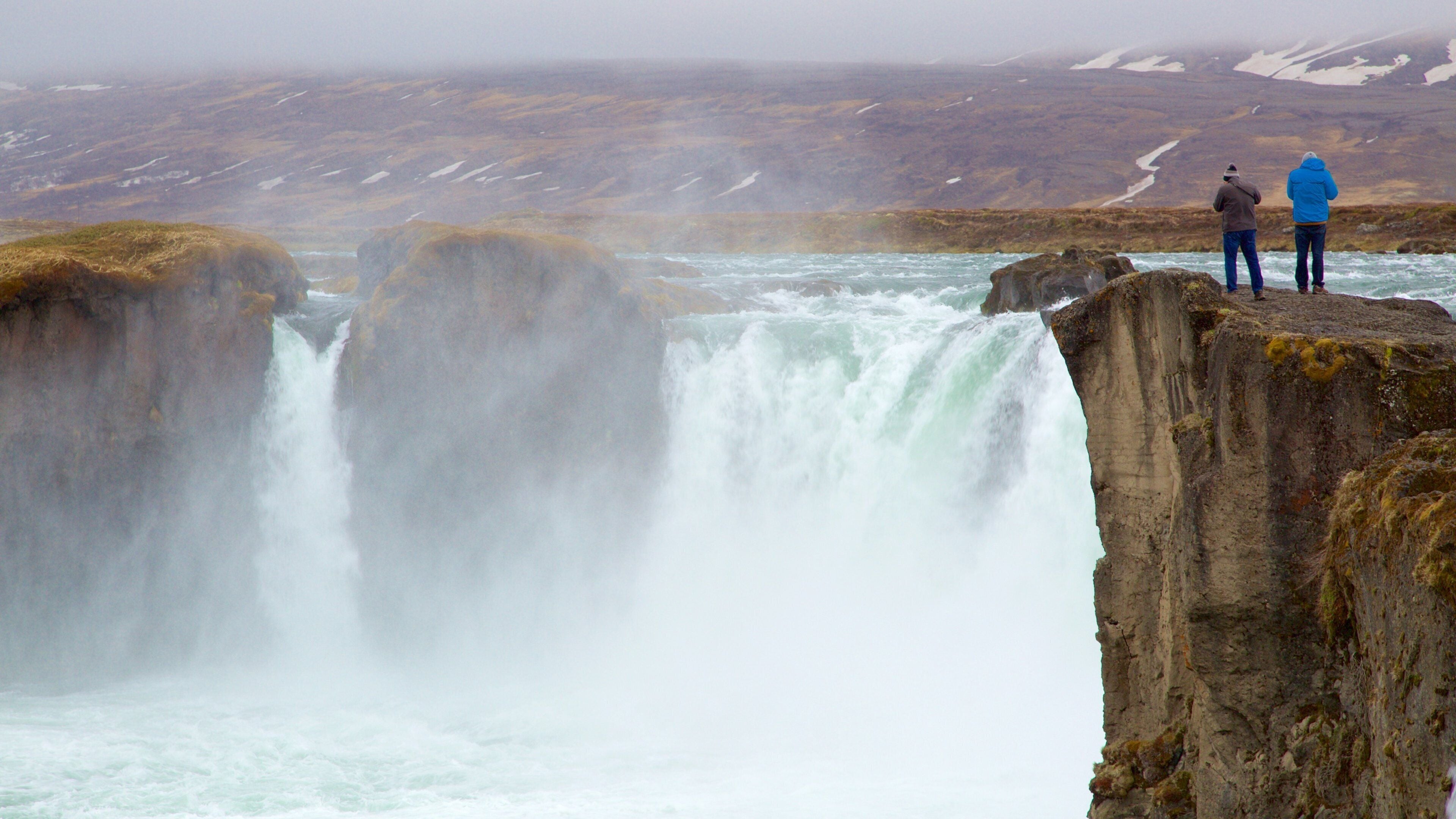 Godafoss caracterizando uma cascata e neblina
