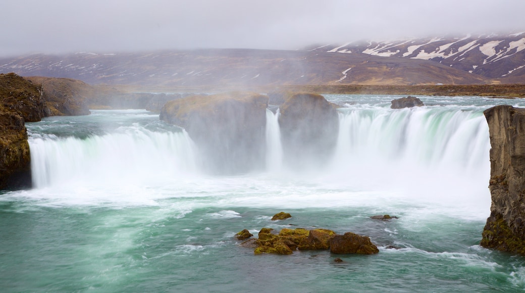 Godafoss fasiliteter samt vannfall og tåke