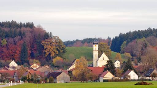 Blick auf Mindelau, einem Ortsteil von Mindelheim mit der Kirche die St. Jakobus dem Älteren geweiht ist