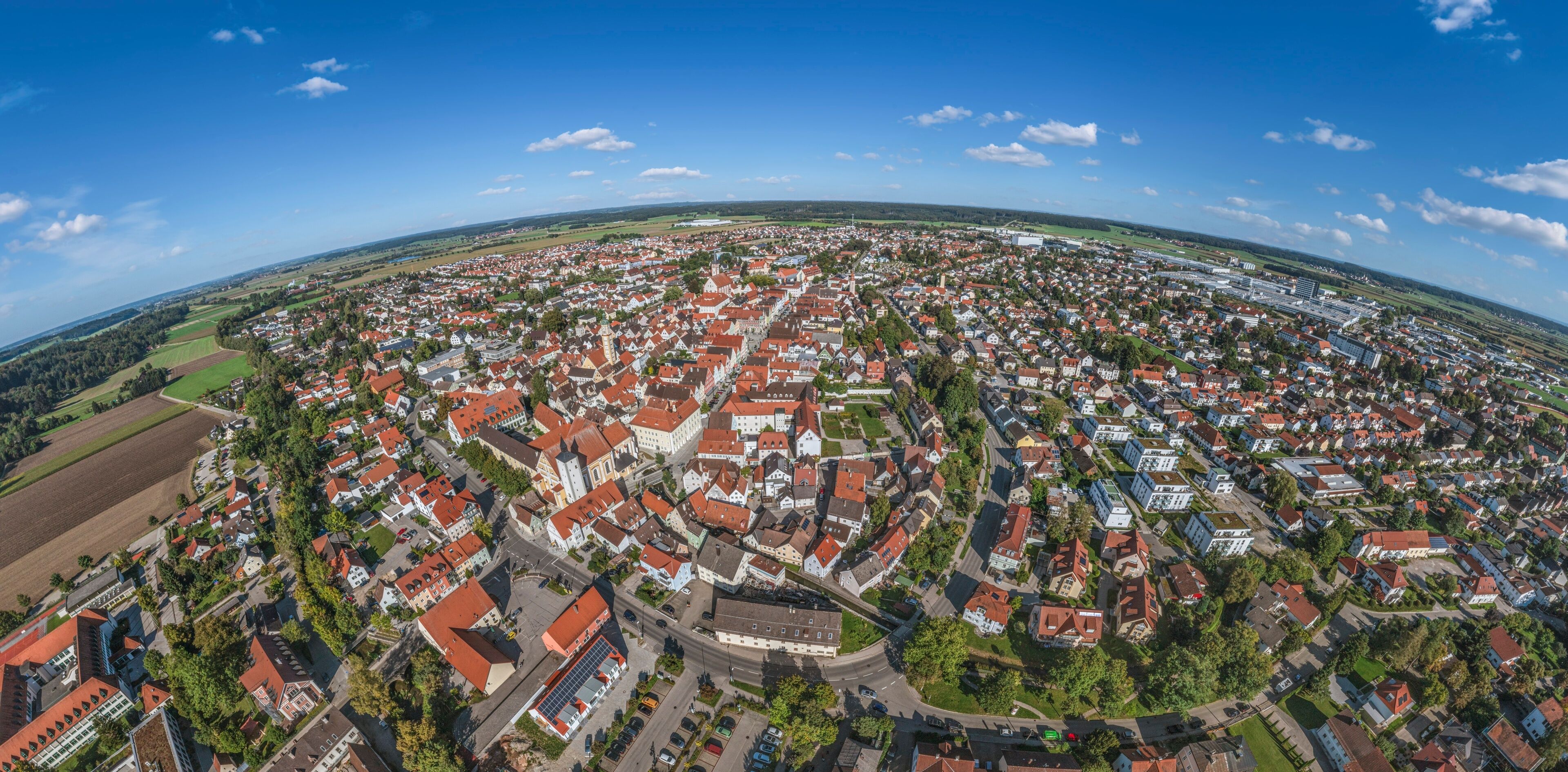 Die Altstadt von Mindelheim im Unterallgäu aus der Luft
