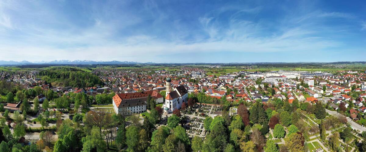 Luftbild der historischen Altstadt von Marktoberdorf mit Blick auf das Schloss und die Pfarrkirche St. Martin. Marktoberdorf, Ostallgäu, Schwaben, Bayern, Deutschland.