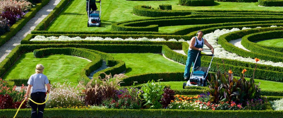 Herrenhausen Gardens which includes a garden as well as a small group of people