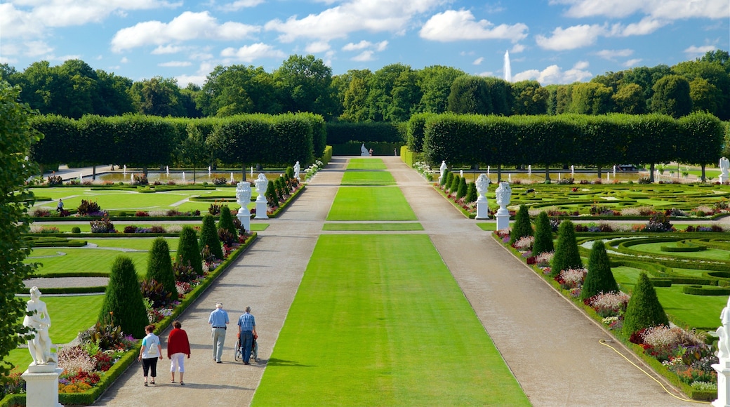 Herrenhäuser Gärten fasiliteter samt hage i tillegg til en liten gruppe med mennesker