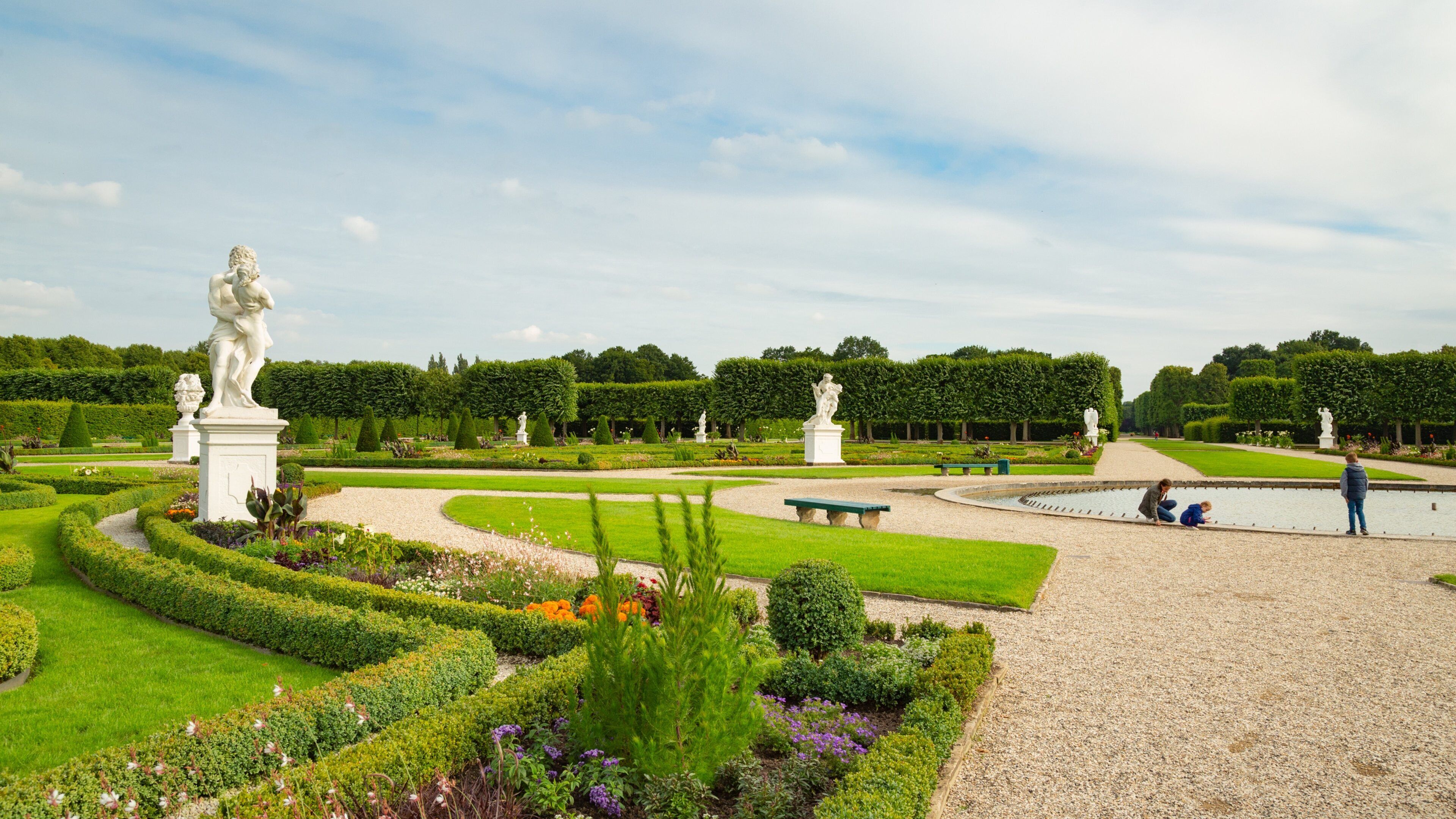 Herrenhausen Gardens showing a park and flowers