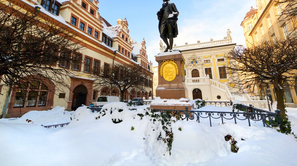 Goethe Denkmal in Leipzig auf den Naschmarkt vor der Alten Handelsbörse im Winter.