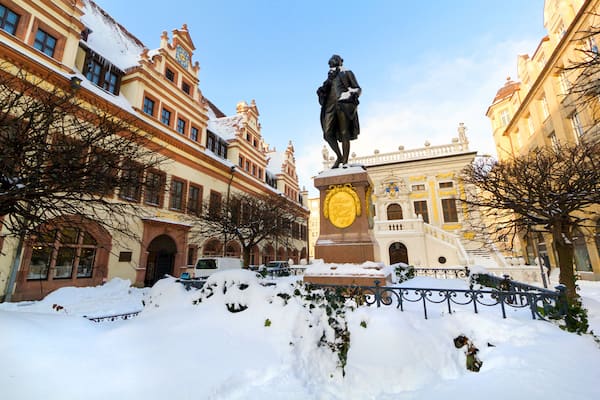Goethe Denkmal in Leipzig auf den Naschmarkt vor der Alten Handelsbörse im Winter.