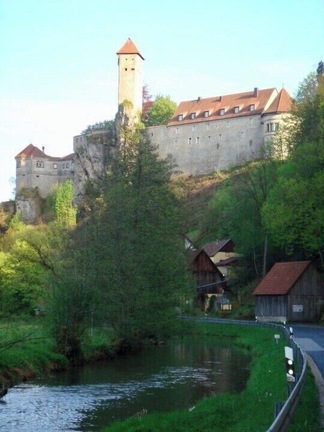 Veldenstein castle from the mid 13th century was once home to Herman Goering and has a bunker underneath. Great place to visit, eat and of course try the Veldensteiner beer! #matgothunts