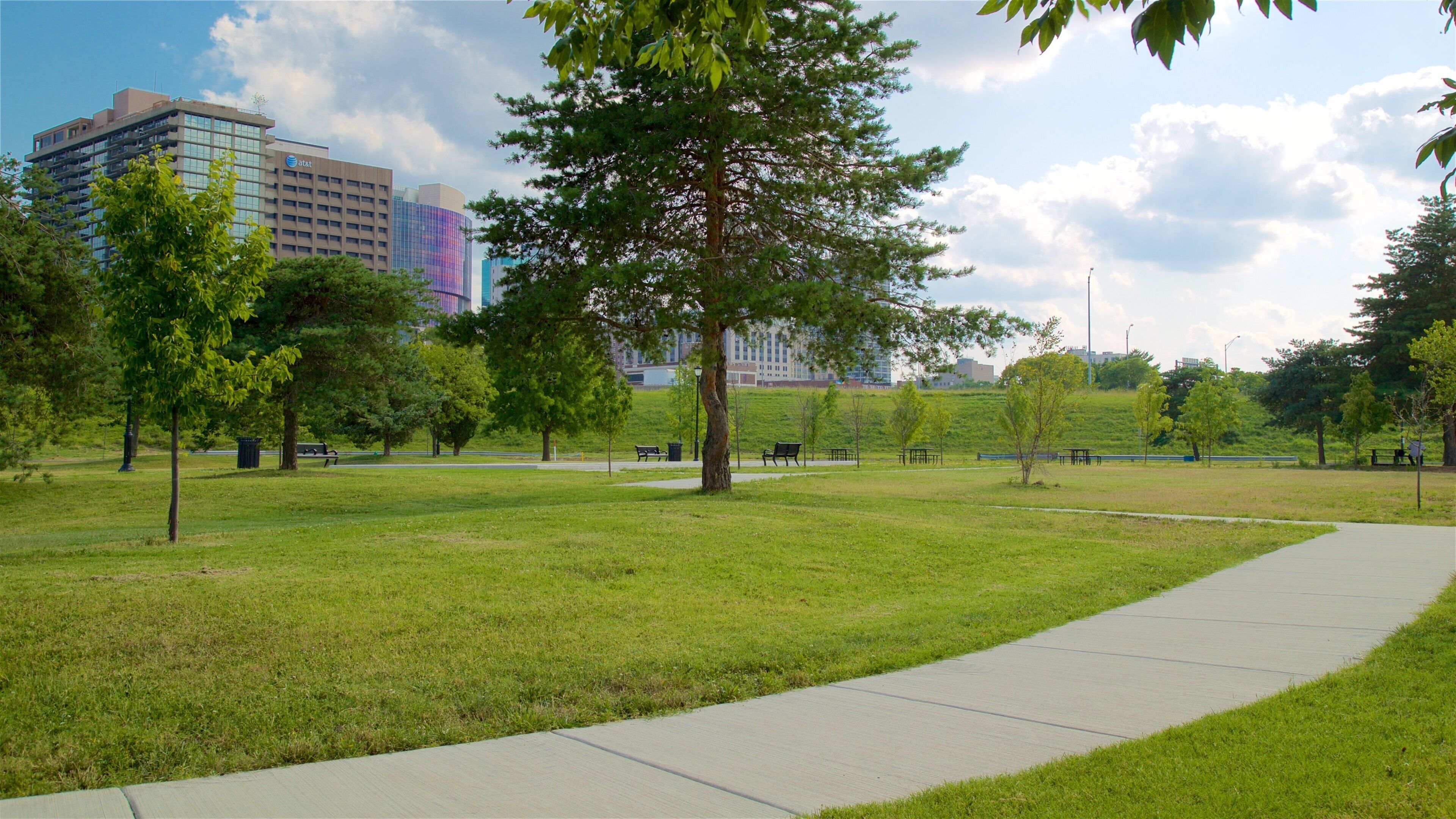 River Market mostrando una ciudad y un jardín