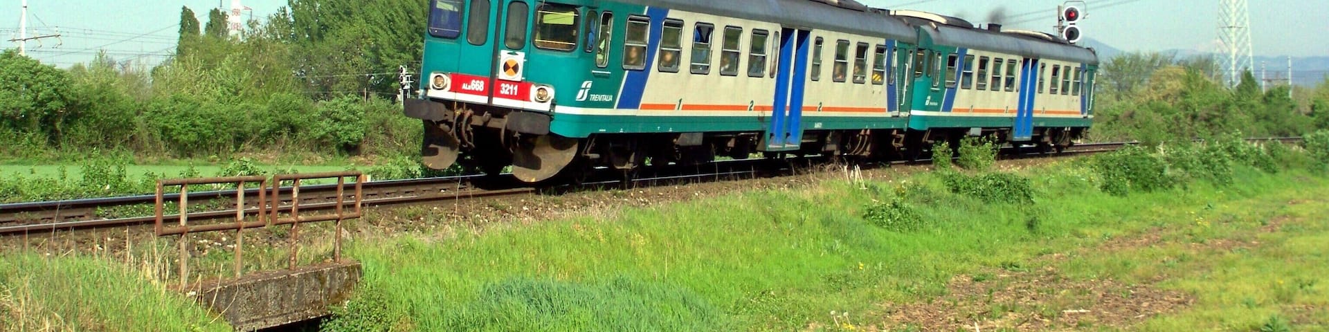 Regionale it:Trenitalia 2695 Brescia â Parma composto da ALn 668.3211+ALn 668.3221 in uscita dalla it:stazione di San Zeno-Folzano.