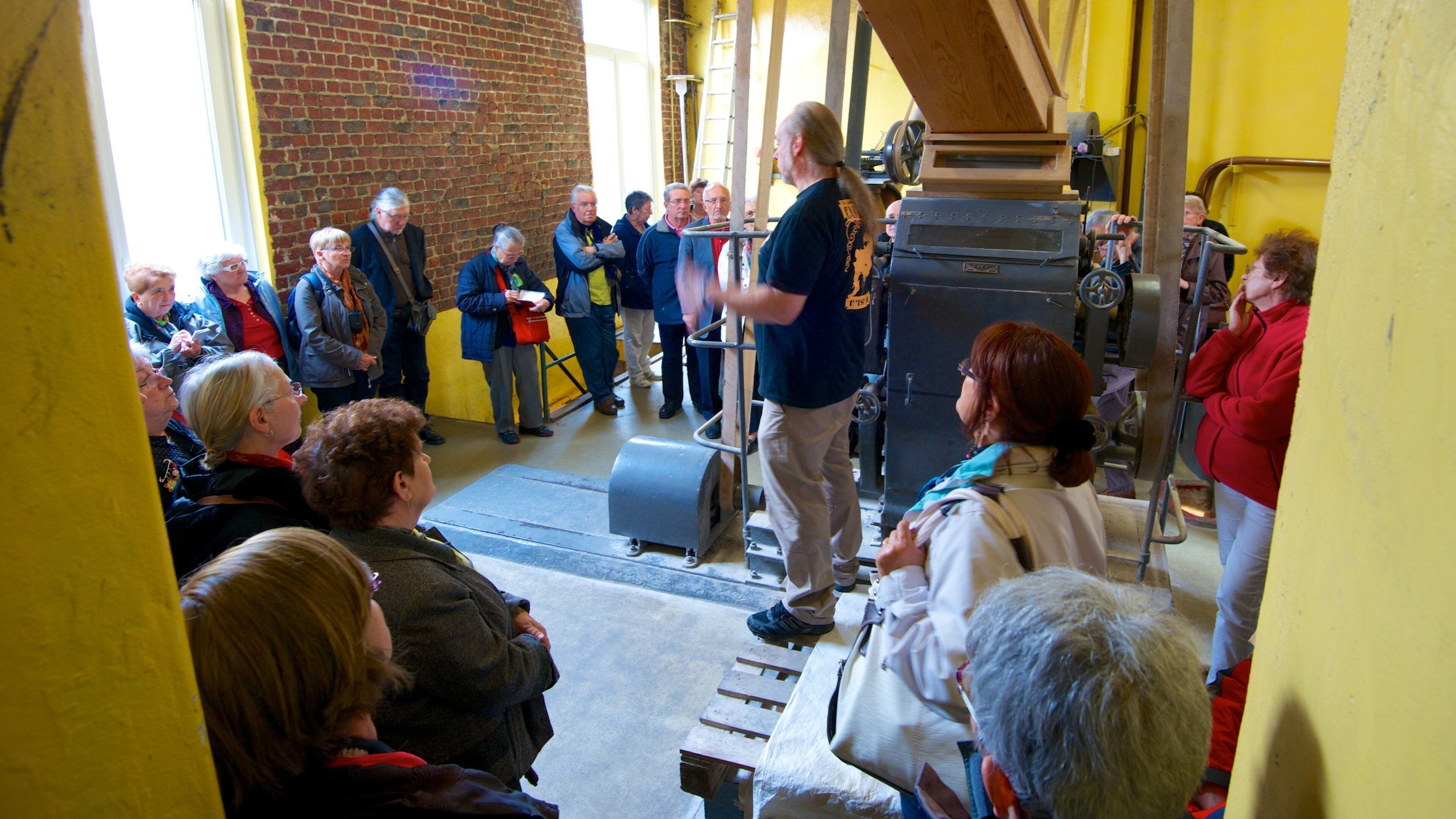 Cantillon Brewery caracterizando vistas internas assim como um grande grupo de pessoas