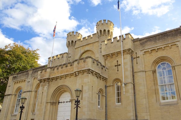 Oxford Castle Unlocked mostrando architettura d\'epoca, oggetti d\'epoca e castello