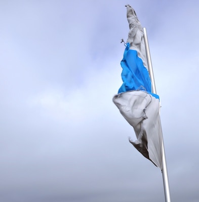 A sad-looking banner in Bavarian colours, in the town of Nabburg. The Burg, alas, could use a bit of attention. #blue
