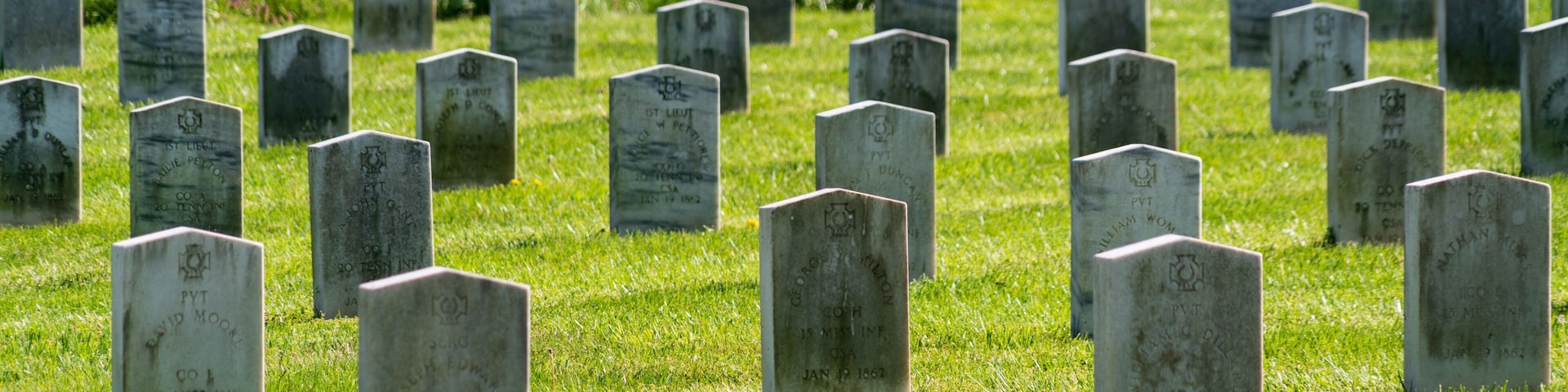 Ein Friedhof mit vielen Grabsteinen.