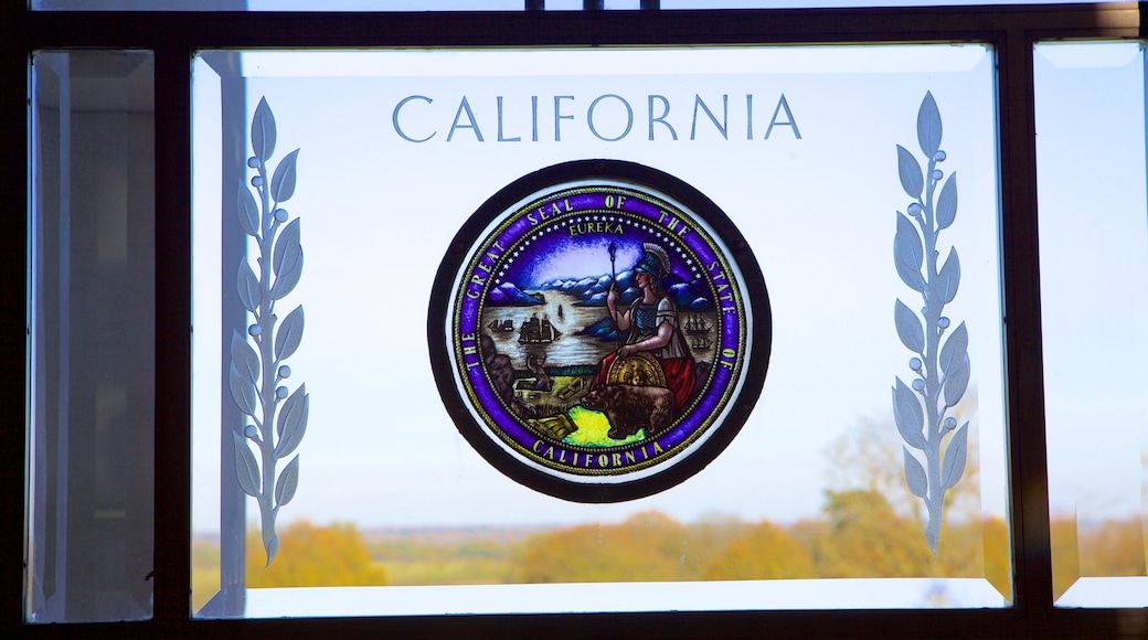 Cambridge American Cemetery and Memorial fasiliteter samt skilt