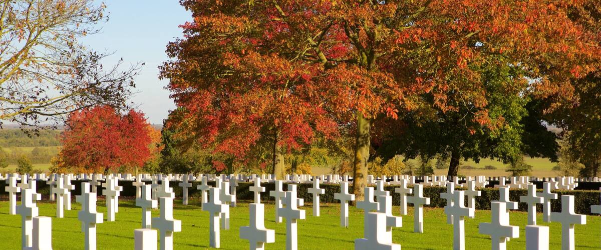 Cambridge American Cemetery and Memorial showing a cemetery