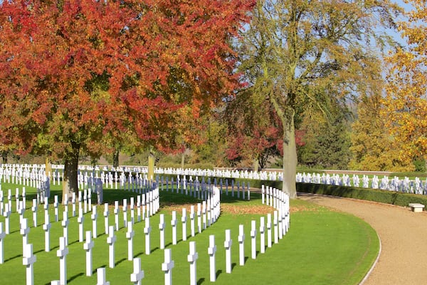 Cambridge American Cemetery and Memorial montrant couleurs d\'automne et cimetiĂšre