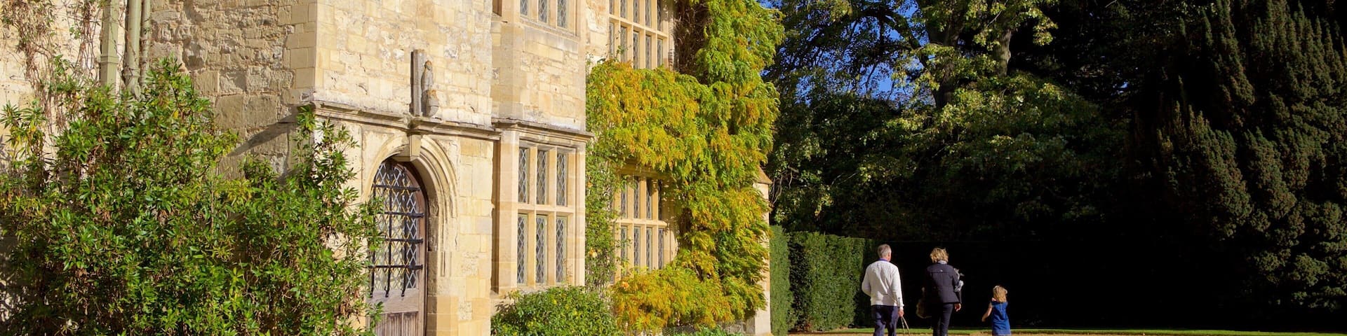 Abbaye d\'Anglesey qui includes patrimoine architectural et patrimoine historique aussi bien que famille