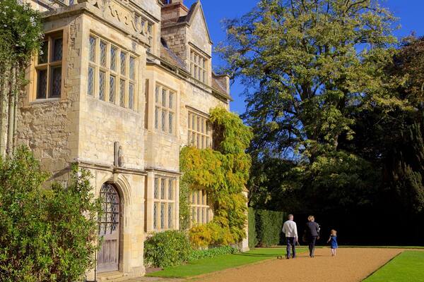 Abbaye d\'Anglesey qui includes patrimoine architectural et patrimoine historique aussi bien que famille