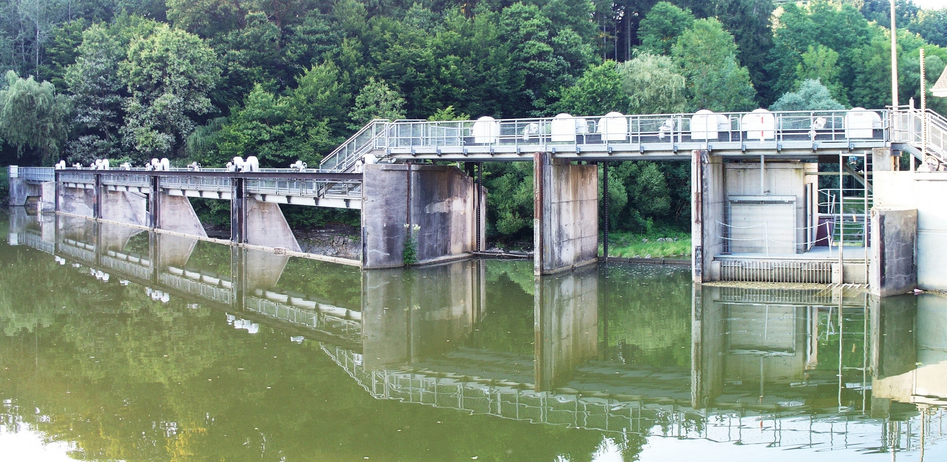 Das Stauwehr des Vilskraftwerks der Stadt Vilshofen an der Donau.