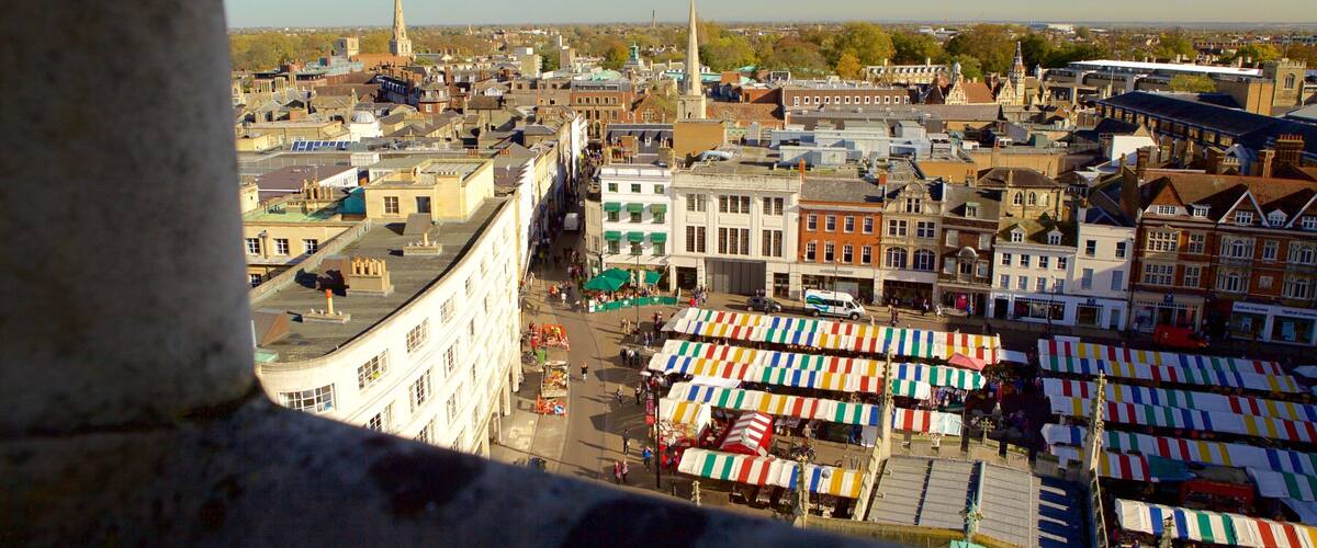 Marktplatz in Cambridge welches beinhaltet Märkte und Kleinstadt oder Dorf