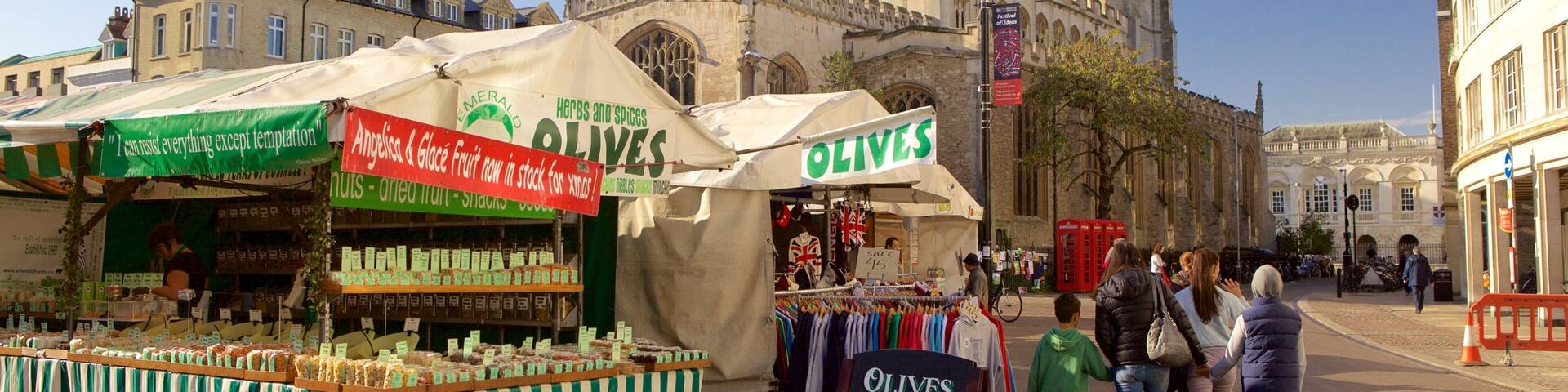 Cambridge Market Square showing markets as well as a family